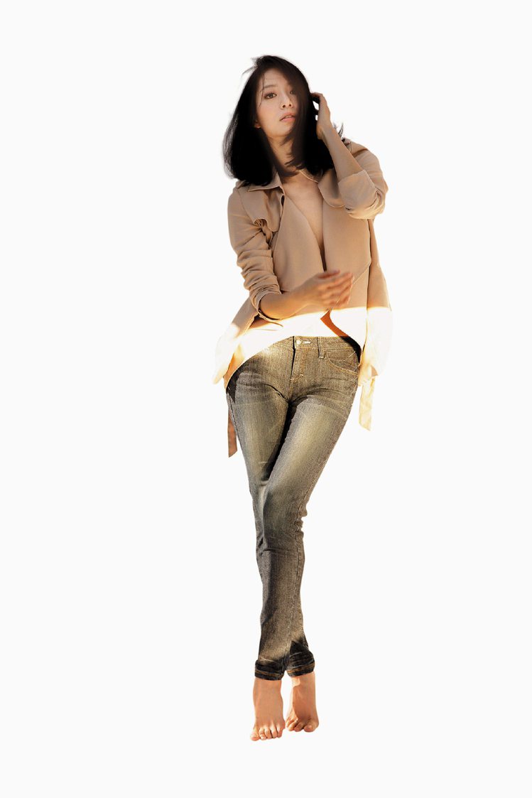 Earl Jean乾脆以代言人名模白歆惠的比例訂做版型，「女神線條Bianca」系列將中腰中腰窄管褲版型再小半吋，藉此突顯腰臀弧度，讓腰部曲線更加彎曲。圖／Earl Jean提供