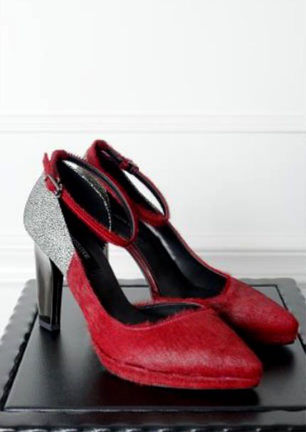 Edgy heels 紅牛毛高跟鞋，NT 8000。圖／DRESS CODE提供