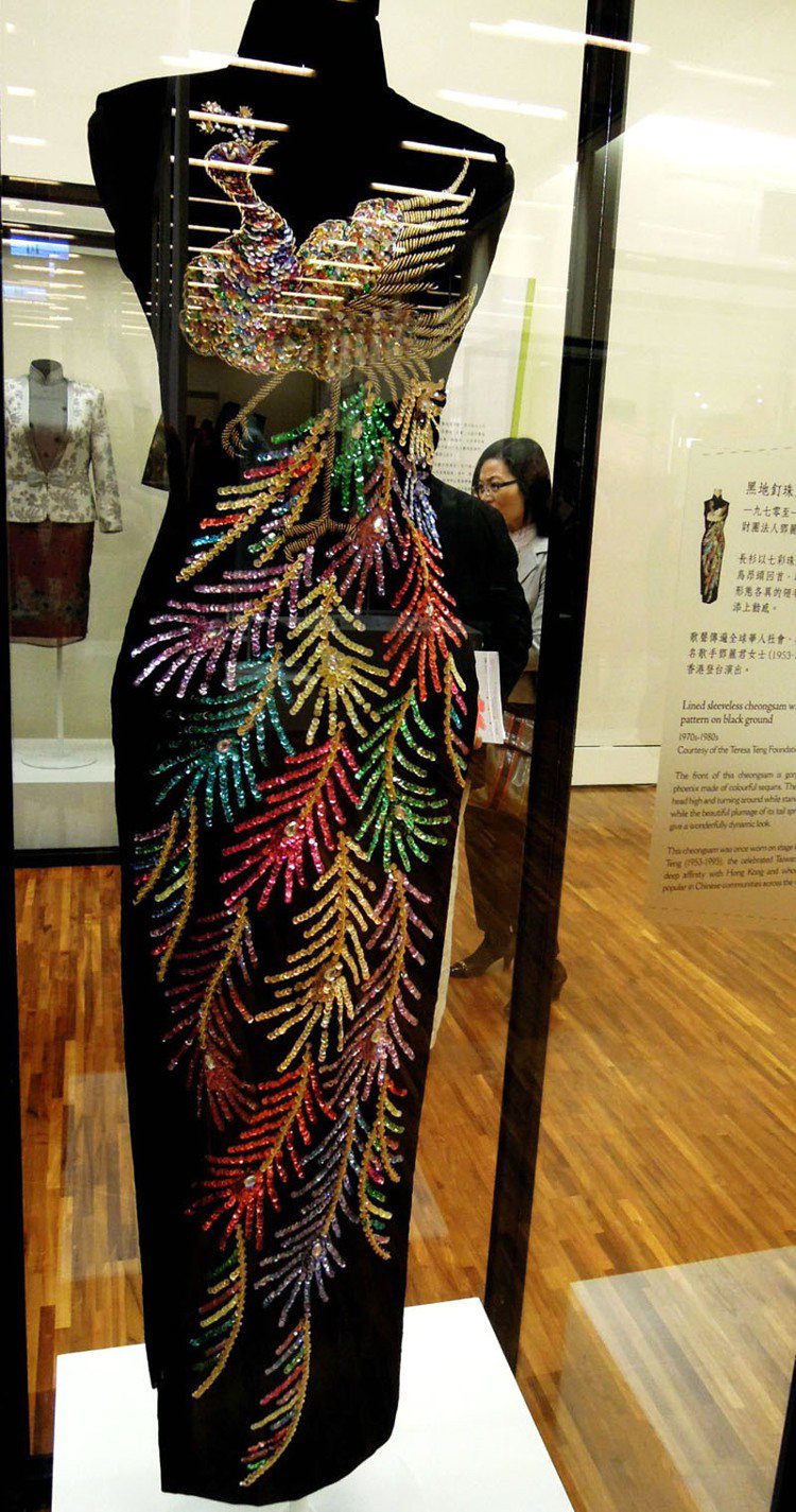 鄧麗君穿過的珠片鳳鳥紋無袖夾長衫，在2013香港週《百年時尚：香港長衫故事》展展出。記者蔡敏姿／攝影