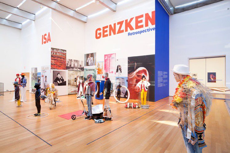 CELINE贊助於紐約現代藝術博物館舉行的「Isa Genzken: Retrospective」回顧展。圖／CELINE提供
