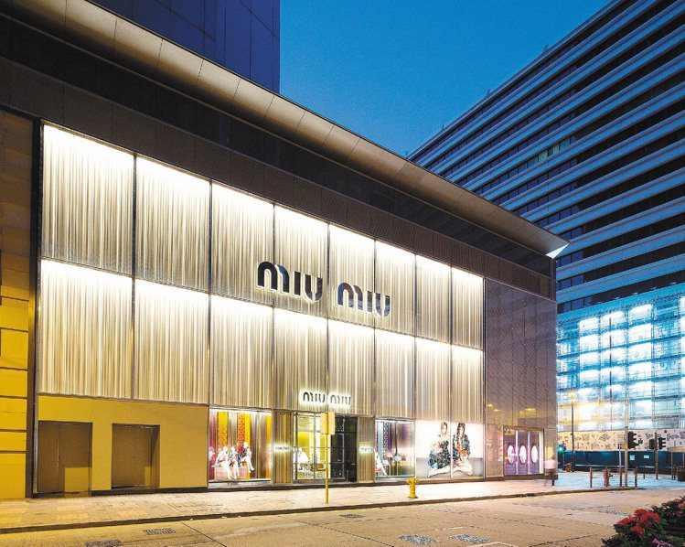 MIU MIU香港北京道旗艦店，重新裝潢擴充開幕，為品牌全球最大店。圖／MIU ...