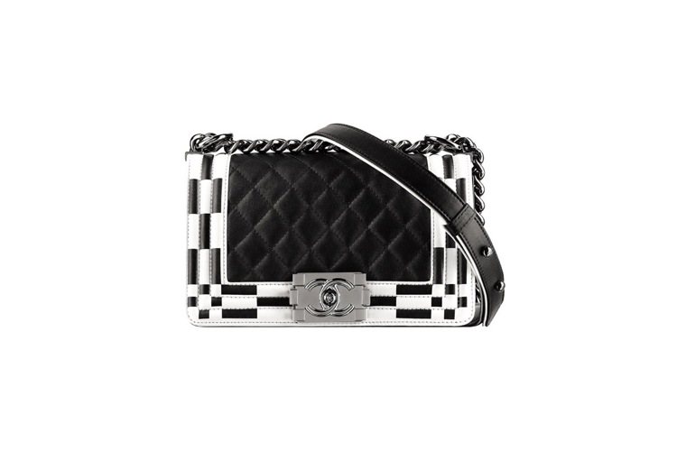 香奈兒春夏黑白幾何緄邊Boy Chanel包，120,300元。圖／香奈兒提供