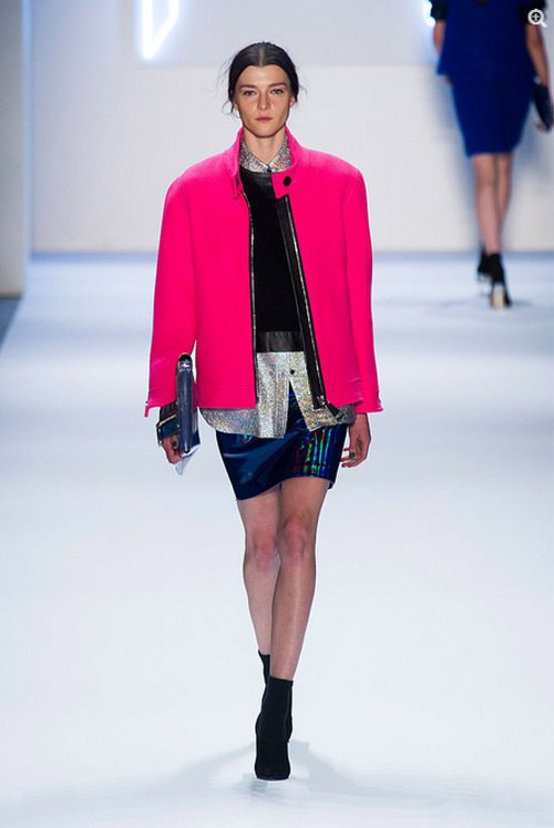 高領外套也是一大熱門單品，尤其帶有街頭風格的夾克更是適合高領的設計。圖為Milly 的粉嫩色彩款高領外套。圖／擷取自fabsugar.com