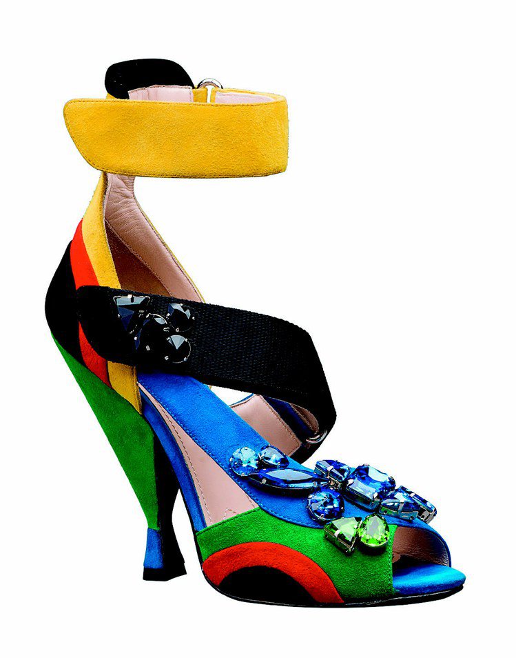水晶多彩高跟鞋系列，拼接幾何寶石造型的彩色水晶，運動風繫踝設計，52,000元。圖／PRADA提供