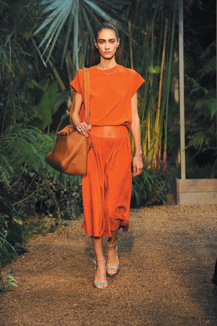 愛馬仕推薦喜氣洋洋的經典橘色洋裝。圖／Hermes提供