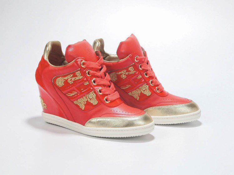 HOGAN紅色麂皮與漆皮拼接鞋，27,200元。圖／迪生提供