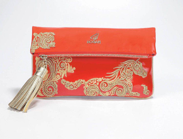HOGAN紅色漆亮皮金色流蘇手拿包，25,600元。圖／迪生提供