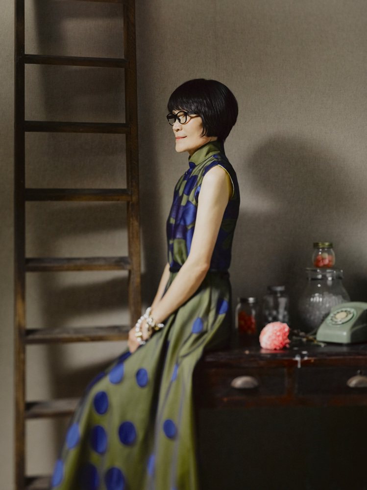 已60歲的葉珈伶親自拍攝春夏新裝形象照，詮釋「柑仔店」主題。圖／裔珈服飾提供