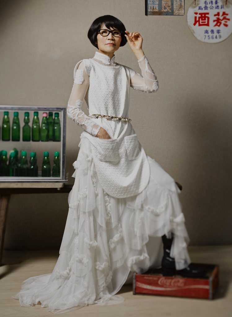 葉珈伶親自拍攝春夏新裝形象照，詮釋「柑仔店」主題。圖／裔珈服飾提供