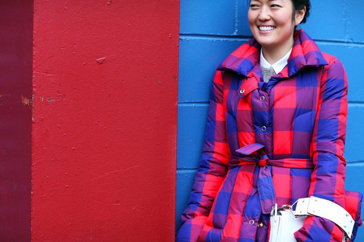 如果不想要外套的厚重感，顏色是改變視覺效果最直接的方式了！在冬天，鮮豔的顏色可以讓人感覺愉悅，穿上主角級的花色外套，其他衣服簡單搭配就好了。圖／she.com Taiwan提供