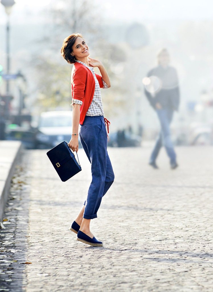 日系平價時尚品牌 UNIQLO 2014年請來法國超模伊內絲法桑琪，聯名推出全新春夏系列－－INES DE LA FRESSANGE PARIS，完整呈現法國女人平日的簡約優雅時尚穿衣風格。圖／UNIQLO提供