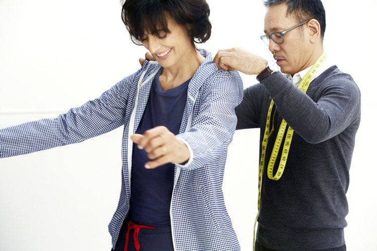 伊內絲與 UNIQLO 品牌設計總監瀧澤直己，每件衣服伊內絲都親自試穿。圖／UNIQLO提供