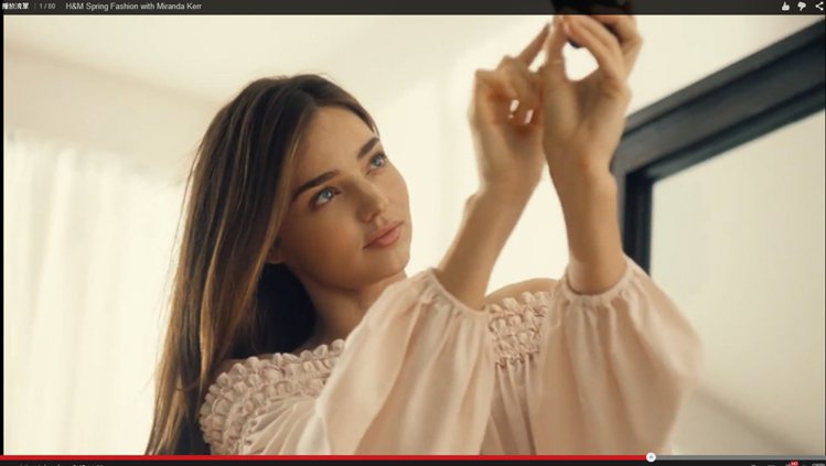 辣媽超模米蘭達柯爾，在新一波H&M 廣告裡上演濕身換衣秀，只見露出招牌笑容的她，不但優雅地換上一件件衣服，還 High 起來玩自拍。圖／擷取自H&M YouTube