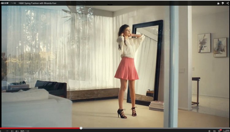 辣媽超模米蘭達柯爾以獨有的甜美魅力展示H&M 春季新裝，流露清新討喜的一面。圖／擷取自H&M YouTube
