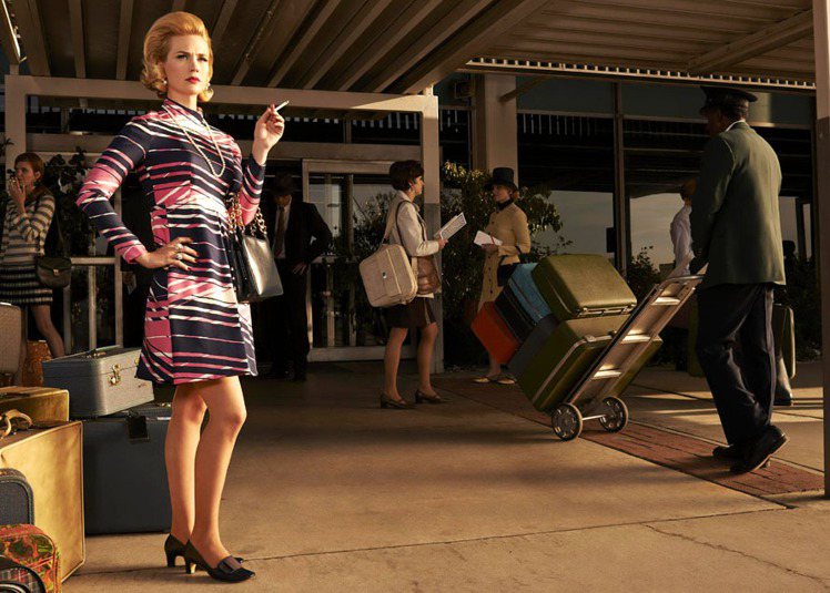 女星珍妮艾莉瓊斯在「廣告狂人」第七季全新劇照裡架式十足。圖／達志影像