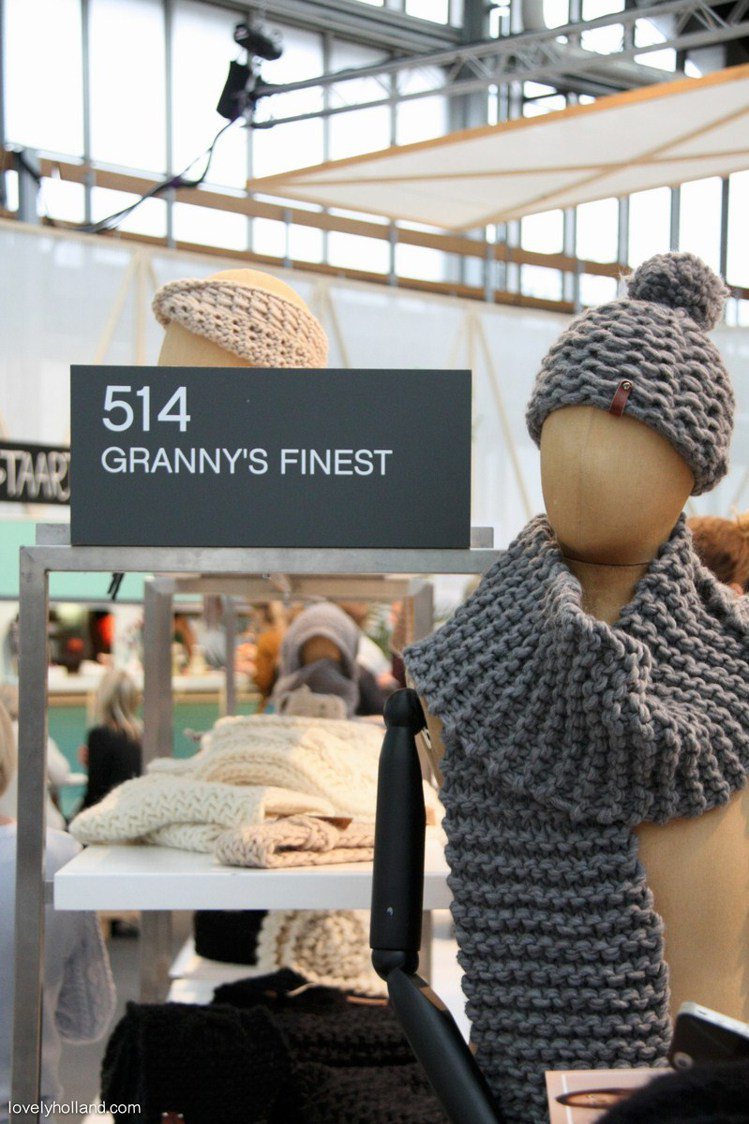荷蘭手織品牌Granny's Finest 的服裝設計師們將最潮的時尚和創意融入設計中，並將設計圖交給阿嬤們，讓她們以幹練的編織技巧與純熟手藝真實呈現原創質感，創造出一件件漂亮又獨一無二的作品。圖／蕭晴荷蘭攝影