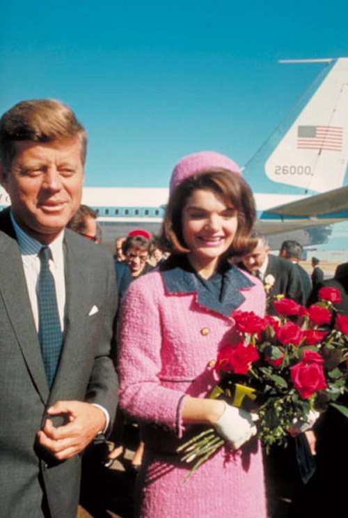 賈桂琳甘迺迪(前右)於甘迺迪總統1963年遇刺當天身穿的粉紅香奈兒套裝，永遠存在人們腦海中。圖／Getty Images
