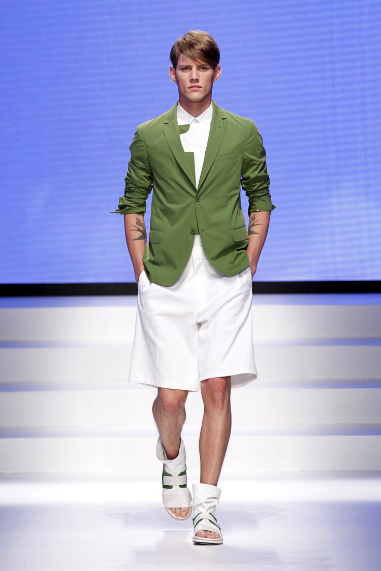 Ferragamo春夏男裝延續多色彩，短褲look添加運動感。圖／Ferragamo提供