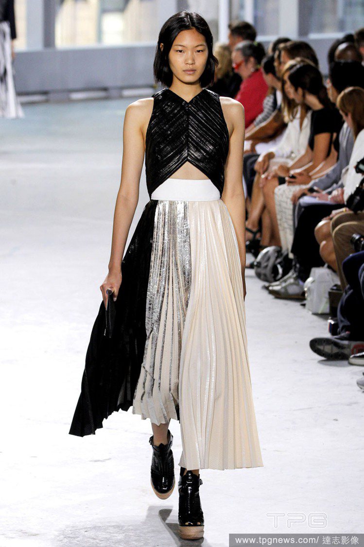 Proenza Schouler 的百摺 Tea-Length skirt 以金屬元素點綴浪漫用色，柔中帶剛的風格讓百摺裙不再只是乖寶寶的代名詞。圖／達志影像