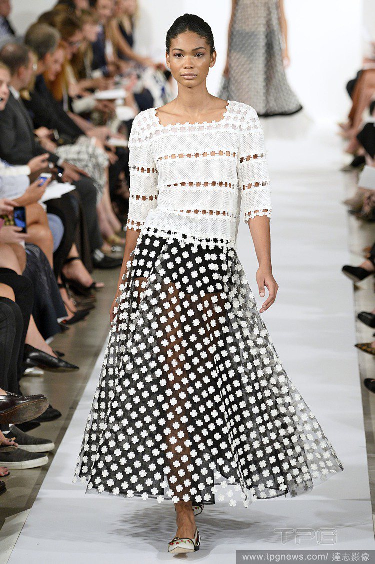 Oscar De La Renta 的透膚 Tea-Length skirt布滿四葉草圖案的黑色薄紗長裙讓雙腿若隱若現，夢幻優雅。圖／達志影像