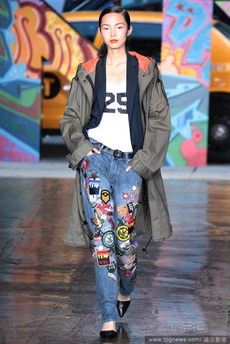 DKNY 春夏推出塗鴉布章 boyfriend jean，寬鬆的牛仔褲配上各式色彩豐富的布章，搭尖頭皮革平底鞋，展現帶有頑皮感的霸氣時尚。圖／達志影像