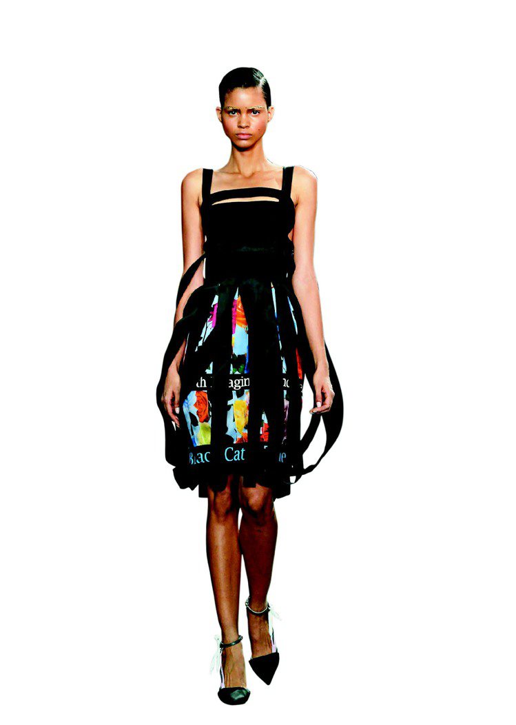 Dior經典花苞裙廓型，拉出帶狀剪裁，結合似錦繁花和slogan色塊，展現普普藝術精神。圖／Dior提供