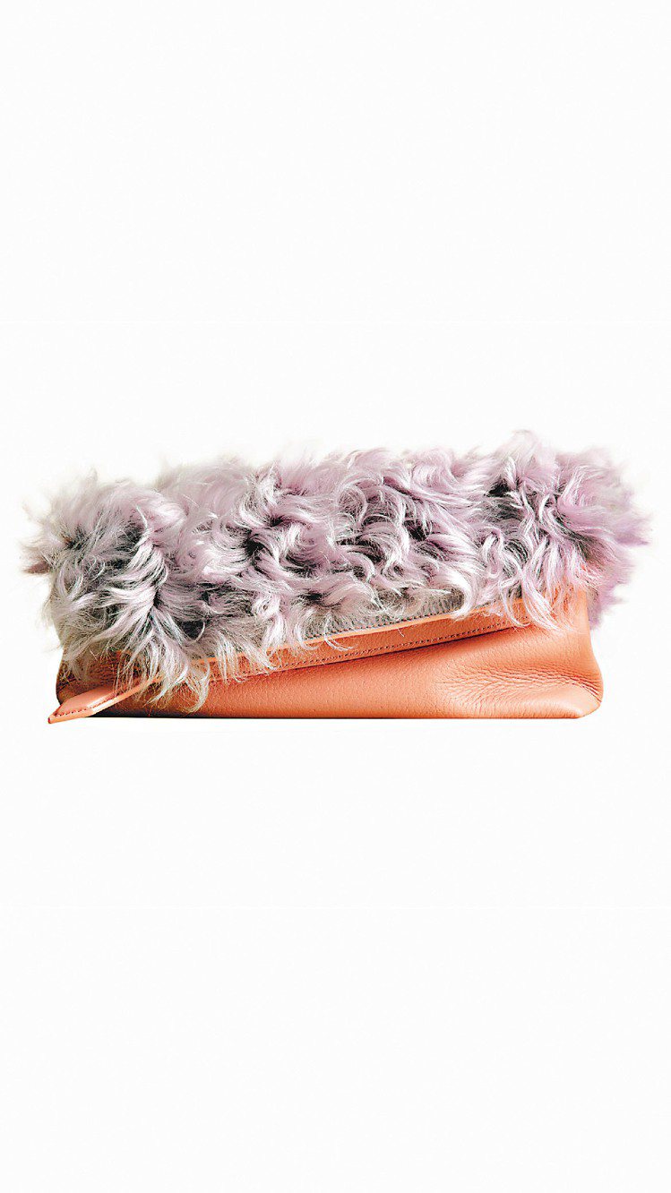淡紫色羊毛鹿皮手拿包，72,000元。圖／BURBERRY提供