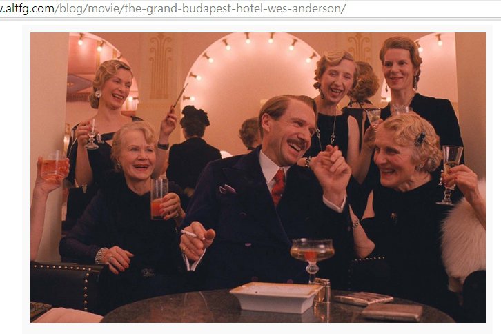 在與貴夫人們談天說笑時，古斯塔夫換上高級深色西裝，搭配俏皮紅領帶展現翩翩公子和「顧客至上」的形象。圖／擷取自altfg.com
