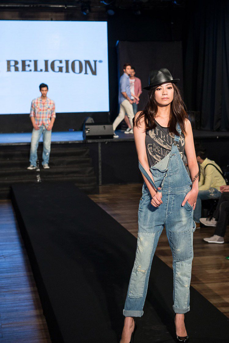 春夏True Religion首次發表連身工作服款式，創造更多選擇，工作褲1萬8600元、背心2880元。圖／True Religion提供
