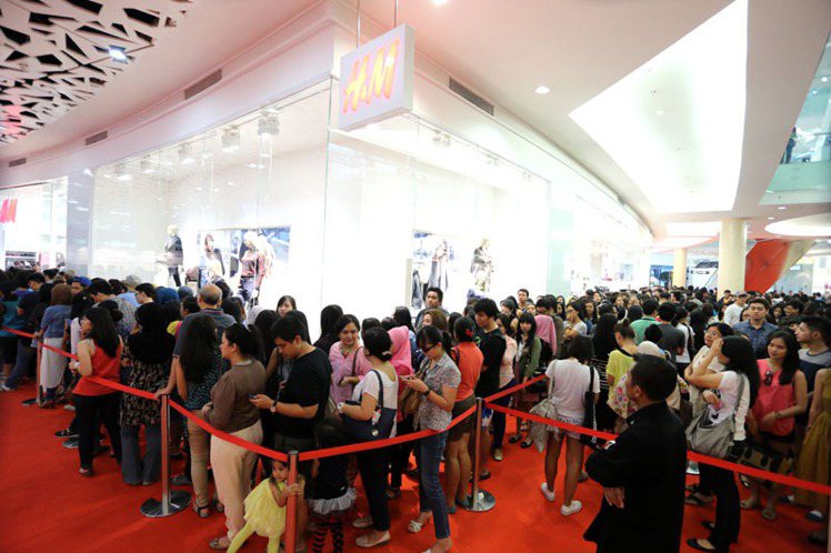 H&M確定2015年進駐微風松高店，開幕當日可望掀起人潮，圖為H&M印尼店開幕。圖／H&M提供