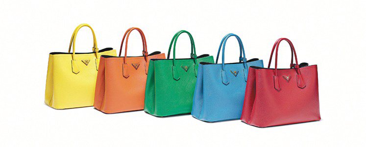 PRADA春夏才發表的Double Bag，如彩虹般顏色繽紛，加上裡外雙色，非常受歡迎，單價84,000元。圖／PRADA提供
