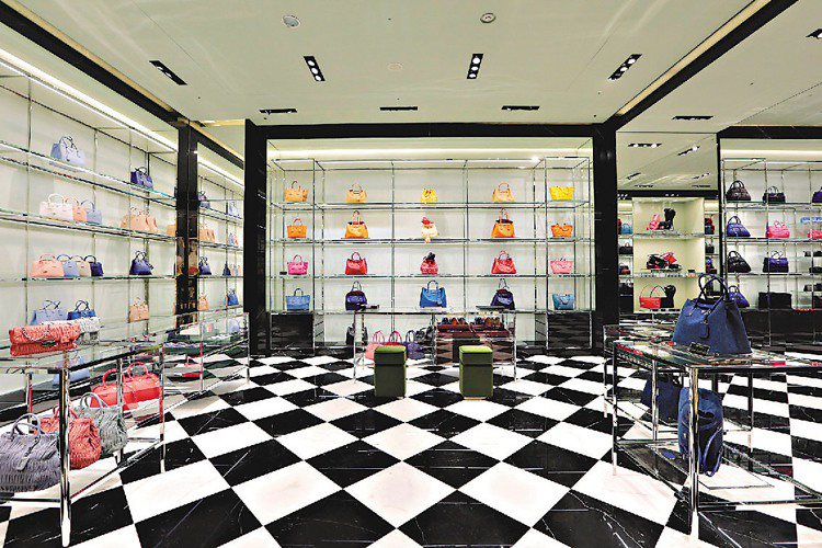 PRADA新光三越台南專門店，承繼米蘭店裝潢風格，販售男女包款、配件與行李箱為主。圖／PRADA提供