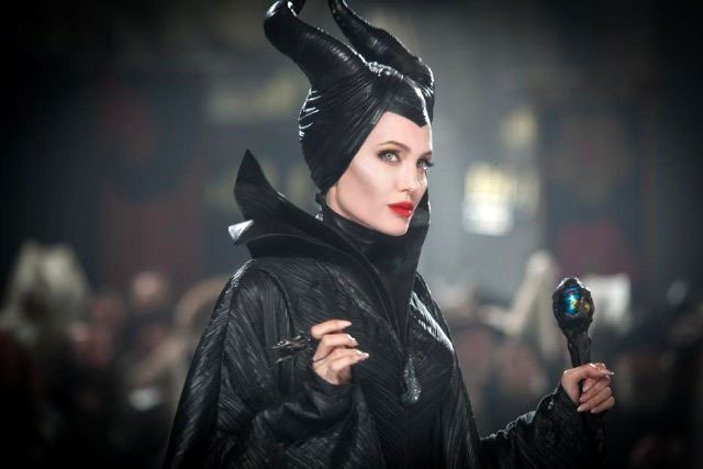 改編自睡美人故事、由安潔莉娜裘莉主演的《黑魔女：沉睡魔咒》未演先轟動，這個由經典大反派 Maleficent 為主角的電影從開拍起就話題不斷。圖／博偉提供