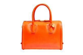 MCM微風開幕搶先發售Christina Boston包，橘色中款24,000元。圖／MCM提供