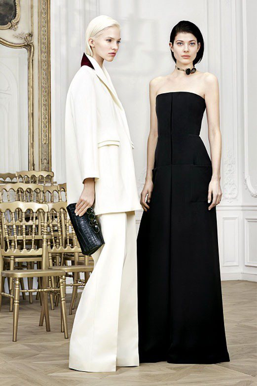 無肩線設計、充滿結構感的繭型外套和洋裝，凸顯立體感。圖／Dior提供