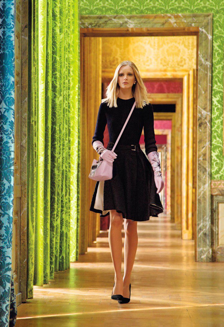 Dior秘密花園形象廣告一窺凡爾賽宮秘密及2014早秋系列女裝和鞋包。圖／Dio...