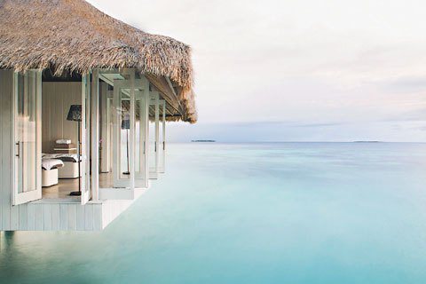 馬爾地夫島由知名建築師Jean-Michel Gathy設計出精緻又融入自然環境的別墅型Villa，風格極富時尚感。圖／Cheval Blanc Randheli提供