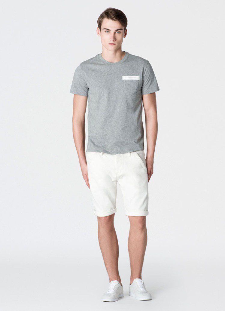 圓領短袖T恤定價1980元、白色短褲，4980元。圖／Calvin Klein Jeans提供
