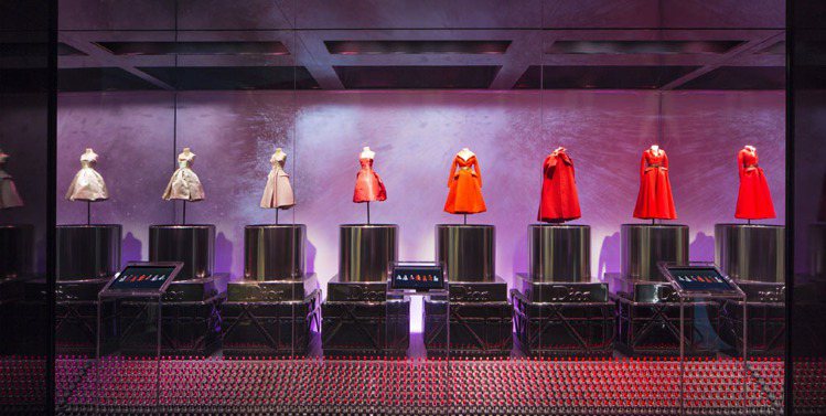 Dior於成都的迷你劇院展，回顧品牌歷史事件，也是對高級訂製服工藝的禮讚。圖／Dior提供