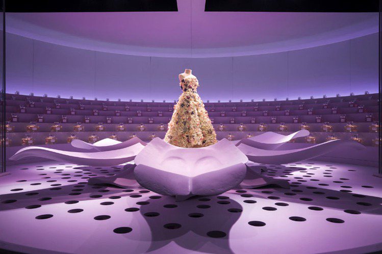 Dior的迷你劇院展，以微型陳列重現Dior巴黎的高級訂製服及工坊。圖／Dior...