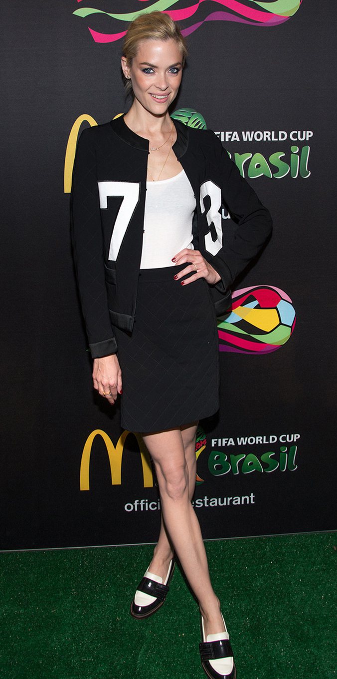 女星潔米金（Jamie King）身穿黑色棒球外套搭配菱格紋窄裙與白T，加上一雙黑白樂福鞋，讓這身造型充滿了青春活力，還帶有簡約氣質感。圖／擷取自whowhatwear.com