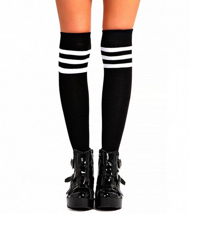 無論裙裝或短褲，都可以適當地用運動風長筒襪加強，讓造型看起來更青春俏皮。圖／擷取自whowhatwear.com