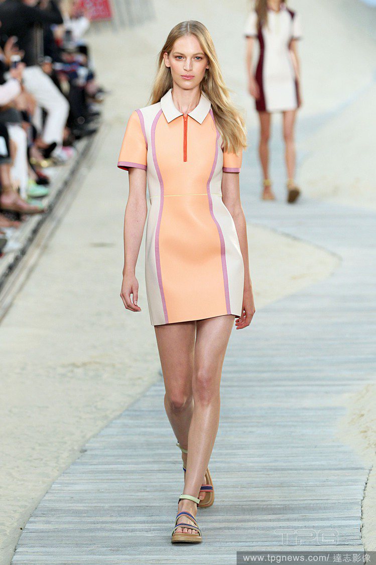 Tommy Hilfiger 粉橘色連身裙，以流暢的彩色線條劃分出粉嫩色塊，相當活潑陽光，搭配彩色涼鞋就很有運動氣息。圖／達志影像