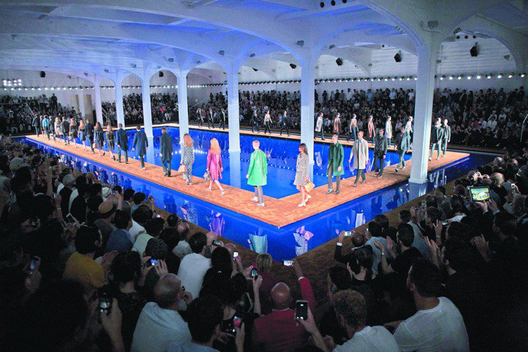 PRADA將2015春夏秀場打造成大型游泳池，並刻意利用倒影營造出魔幻空間感。圖／PRADA提供