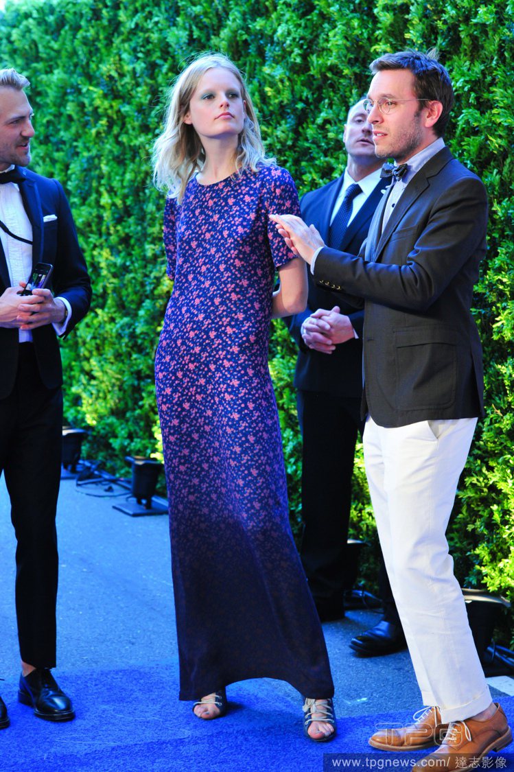 比利時超級名模 Hanne Gaby Odiele 身穿圓領碎花長洋裝，簡單俐落的深藍剪裁佈滿星星般的粉紅小花，使她散發出清新古典的氣質外，又相當摩登迷人。圖／達志影像