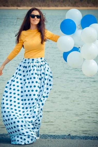 普普風圓點長裙的藍色調洋溢清新氛圍，與銘黃色上衣搭起來相當青春俏皮。圖／擷取自sperrysandstripes.tumblr.com