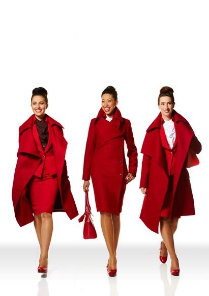 Vivienne Westwood 替維珍航空（Virgin Atlantic）設計的空姐制服性感與優雅兼具，充滿熱情女人味。圖／擷取自pursuitist.com