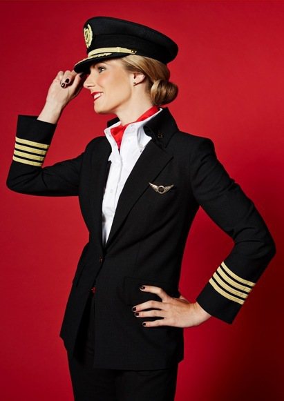 Vivienne Westwood 替維珍航空（Virgin Atlantic）設計的空姐制服性感與優雅兼具。圖／擷取自pursuitist.com