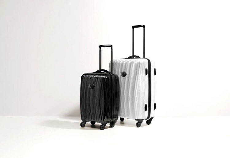 Longchamp Fairval硬殼行李箱，中型19,400元，小型 15,700元。圖／Longchamp提供
