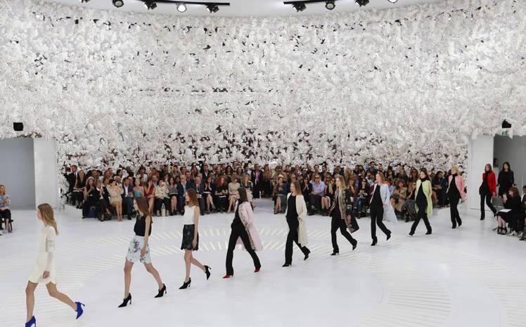 Dior 日前在巴黎發表高級訂製服系列，大方使用 15 萬朵蘭花作裝飾，為時尚迷帶來一場夢幻浪漫的白色盛典。圖／擷取自telegraph.co.uk